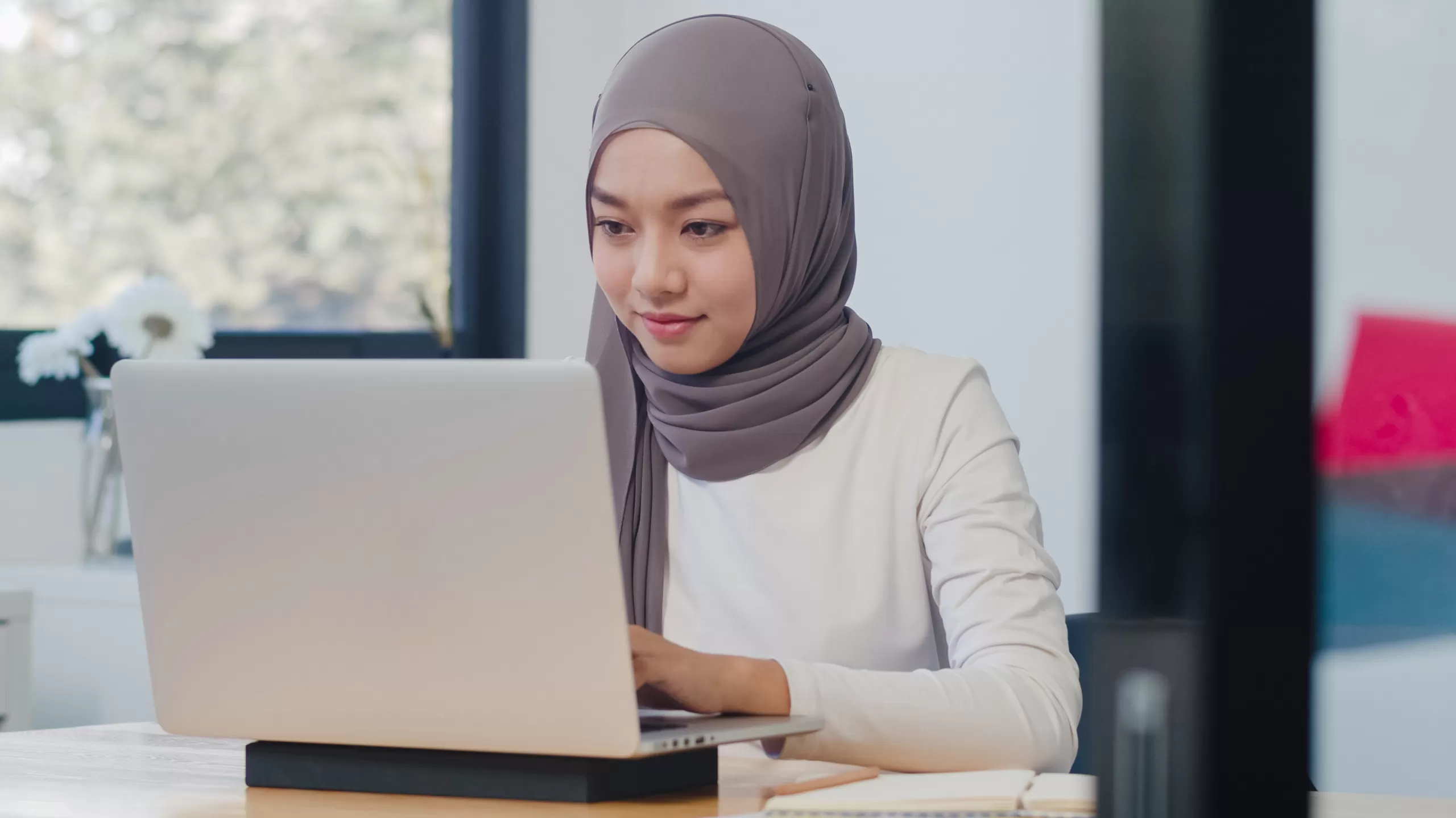 Hijab di Dunia Kerja: Memahami Etika Berpakaian dan Profesionalisme
